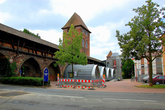 Древняя городская стена с двумя башнями(городская и воротная.В стену встроен еддинственный в мире  музей нибелунгов.
