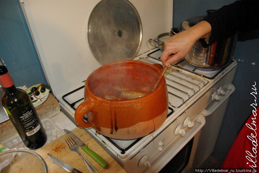 Сосиски варятся, получается соус. Кастрюля около 8 литров, тут не видно. Бионатуральная из Испании. Читта-Сан'Анжело, Италия