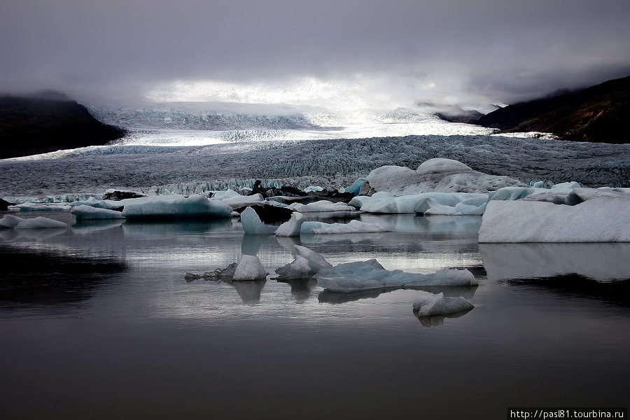 Всю ночь с той стороны раздавались загадочный треск и пугающий грохот. Ледник медленно и неуклонно порождал айсберги... Йёкюльсаурлоун ледниковая лагуна, Исландия