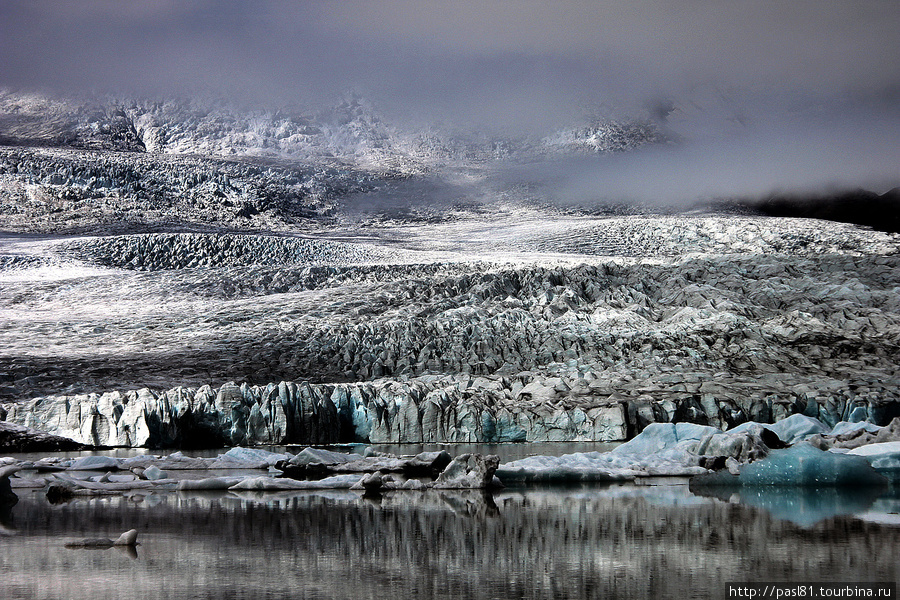 В этом месте Ватнайокуль сбрасывает свой ледяной покров в лагуну. Первый вздох ледника заставил нас остановиться, и подумать: Наконец-то! Началось! Извержение!. Но это было не извержение, а подвижка льда. Йёкюльсаурлоун ледниковая лагуна, Исландия