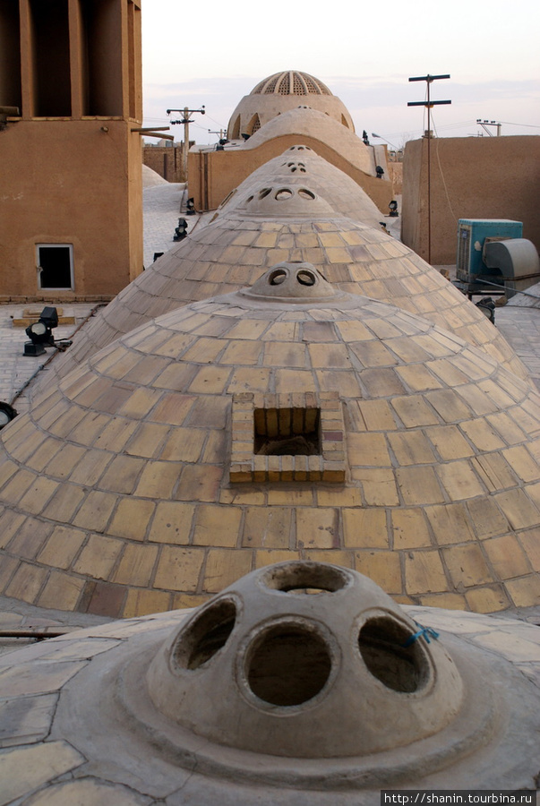 Крыша над рынком у основания мечети Амр Чакмак Йезд, Иран