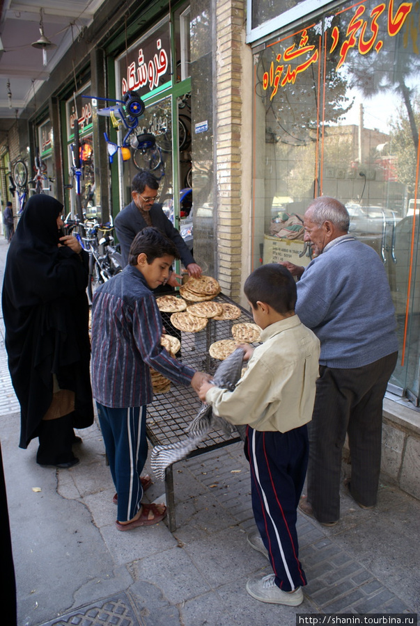 Свежий хлеб прямо из печи Йезд, Иран