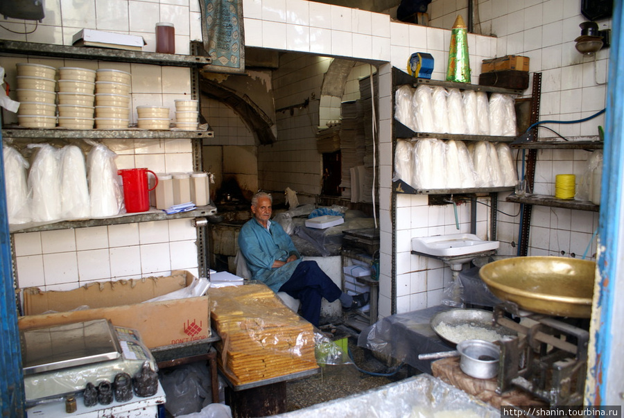 Сахарный магазин. Сахар продают сразу целыми головами Йезд, Иран