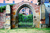 Ворота на территорию церкви.