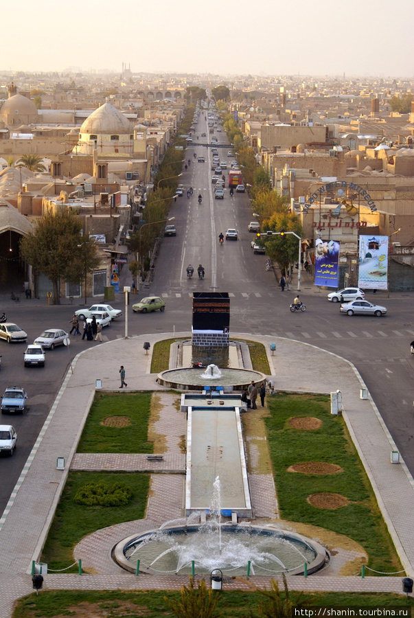 Вид с мечети Амир Чакмак. Справа на углу площади стоит Музей воды Йезд, Иран