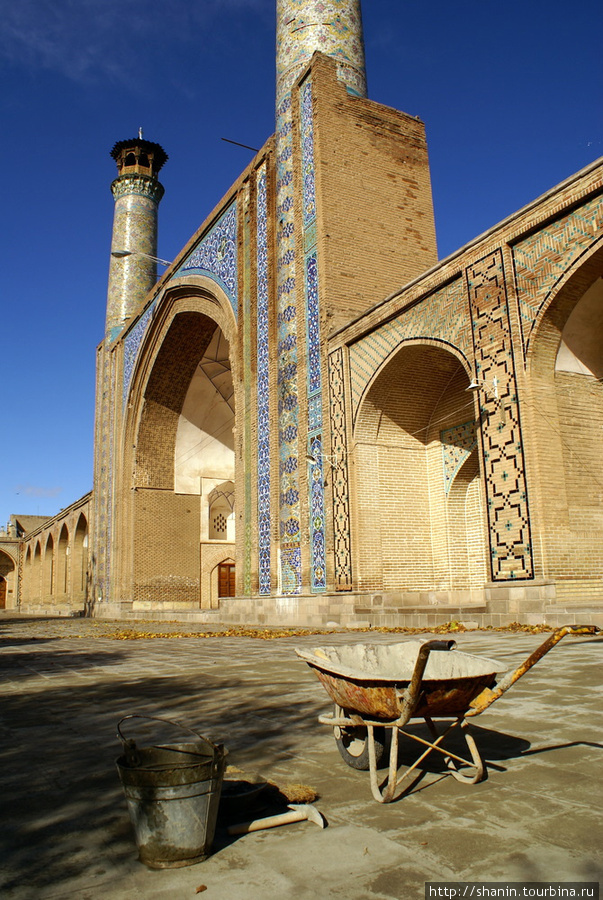 В мечети Джаме идет ремонт Казвин, Иран