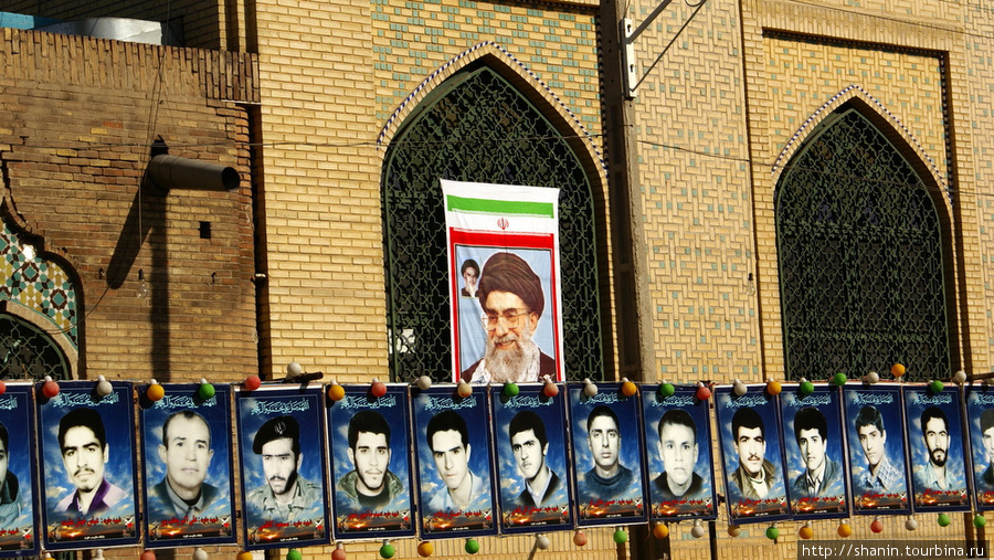 Портреты шахидов, погибших в войне с Ираком Казвин, Иран