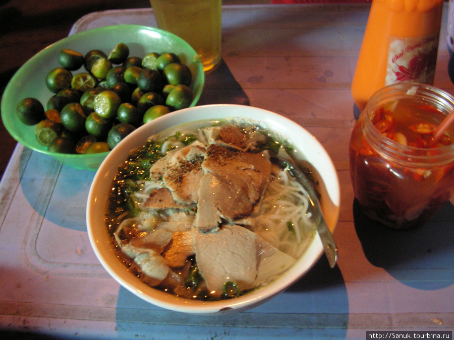 Ханой. Традиционный вьетнамский суп фо (pho bo) с говядиной