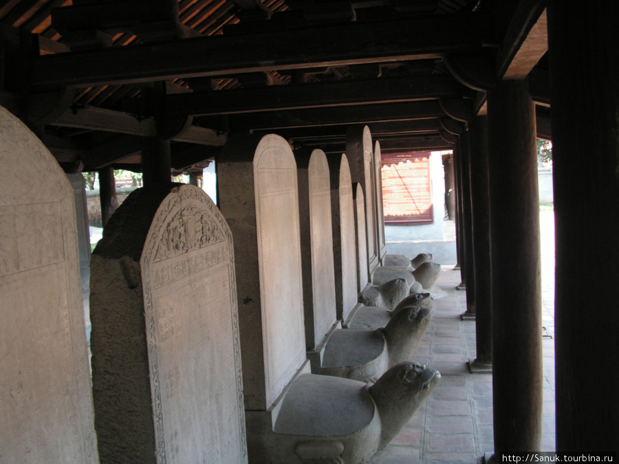 Ханой. В 1482 г. в Храме Литературы были установлены каменные стелы с именами лауреатов госэкзаменов. Сохранилось 82 стелы. Каменная черепаха символизирует долговечность национальных ценностей Вьетнам