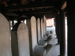 Ханой. В 1482 г. в Храме Литературы были установлены каменные стелы с именами лауреатов госэкзаменов. Сохранилось 82 стелы. Каменная черепаха символизирует долговечность национальных ценностей