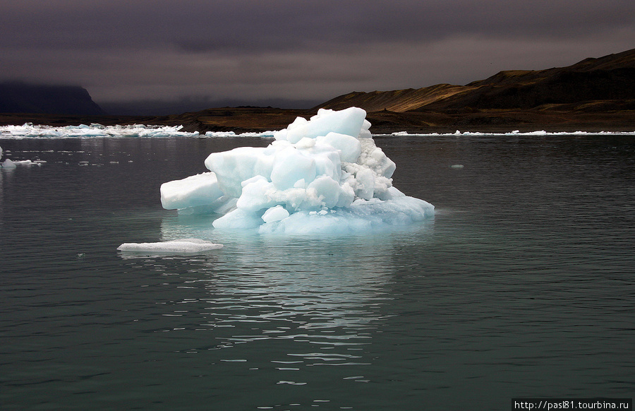 Тут же снимались и сцены из приключений Джеймса Бонда. Всю лагуну заморозили, ограничив поступления соленой океанской воды, что заняло около месяца. А затем на льду отсняли минутную сцену... Йёкюльсаурлоун ледниковая лагуна, Исландия