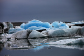 На экскурсии рассказывают, почему лед синий. Вода, даже в виде льда, абсорбирует весь спектр, кроме синего, который отражается. Но чтобы этого добиться, лед должен быть довольно толстым. И гладким. После переворота айсберг синий. Но потом верхний слой подтаивает и становится белым.