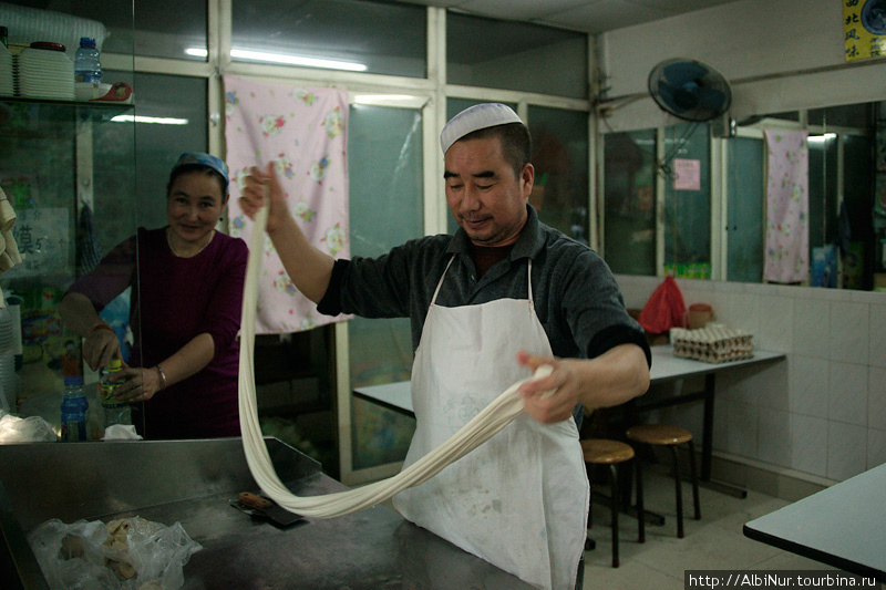 уйгурскую лапшу вытягивают прямо перед готовкой. Китай