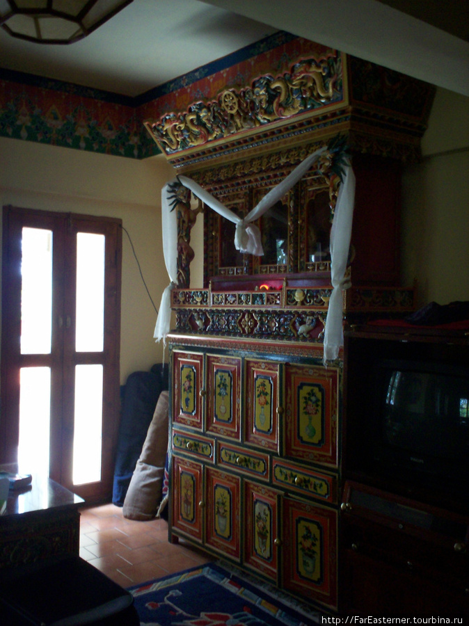 В некоторых номерах стоят вот такие буддистские алтари для богослужений Маклеод Гандж, Индия