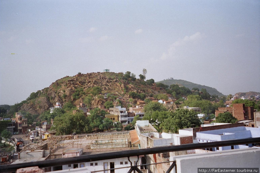 Вид на холм в Гайе с джайнскими святилищами с крыши отеля 