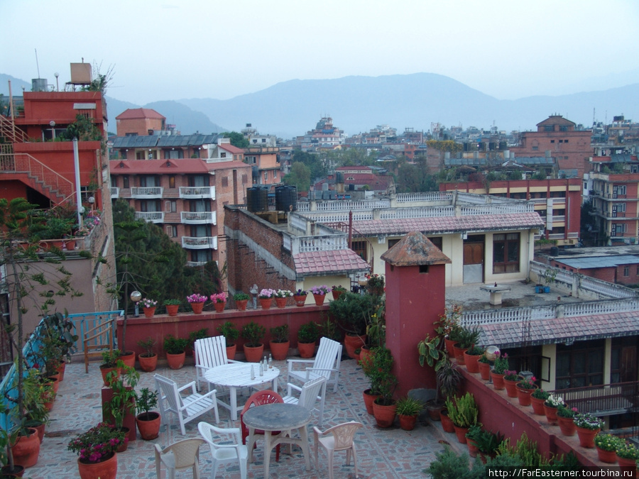 Вид на Тамель с террасы отеля Кангсар Катманду, Непал