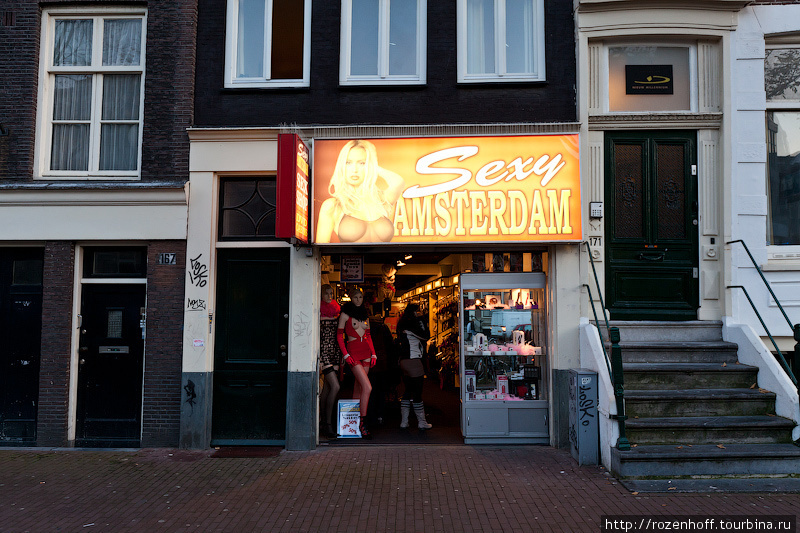 Множество секс-шоу со стриптизом и настоящими половыми актами.
Собственно, со своим самоваром в Амстердам, как и в Таиланд — не стоит ехать. Амстердам, Нидерланды