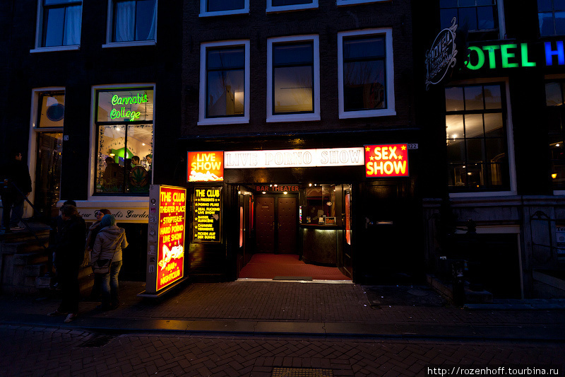 Это была официальная сторона улицы красных Фонарей для туристов.
Есть прямо в этом квартале и специальные улочки только для клиентов. Если свернуть в нужном месте, попадаешь на так называемые Freier-Strasse. Проститутки здесь в основном находятся в полной боевой готовности — и по внешности, и по скорости обслуживания))) Амстердам, Нидерланды