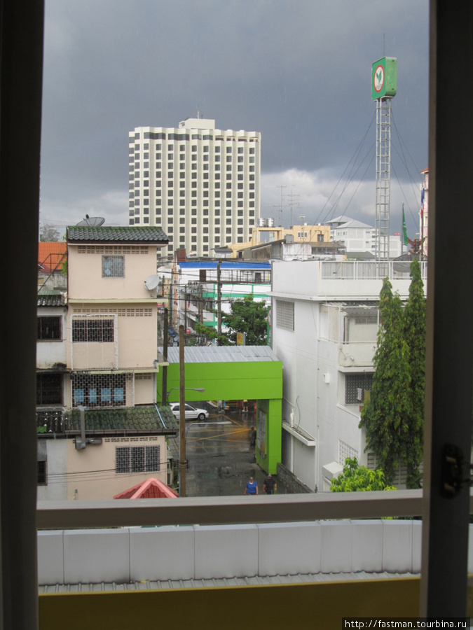 Вид из окна на входную зону отеля и ул. Центральная Паттайя. Паттайя, Таиланд