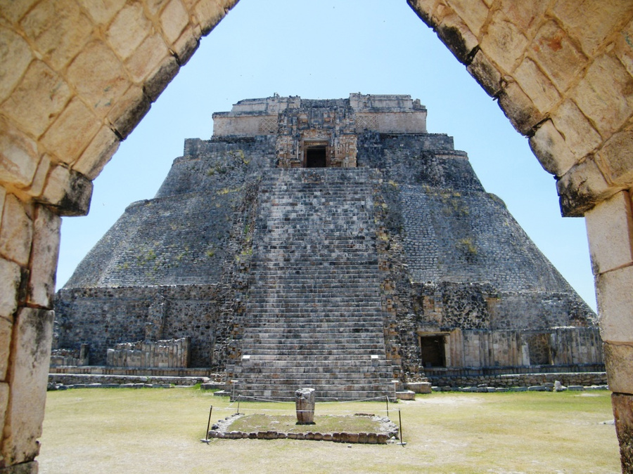 Пирамида в проеме Ушмаль, Мексика