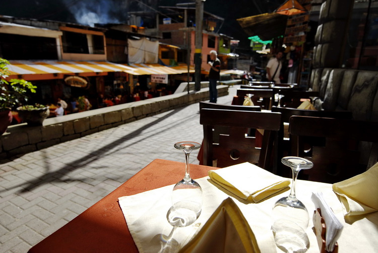 Агуа Кальентес достаточно придирчив только к приезжим кошелькам.  Старательно подражает салфетками и ценами своих вполне милых ресторанов лучшим туристическим европейским променадам. Мачу-Пикчу, Перу