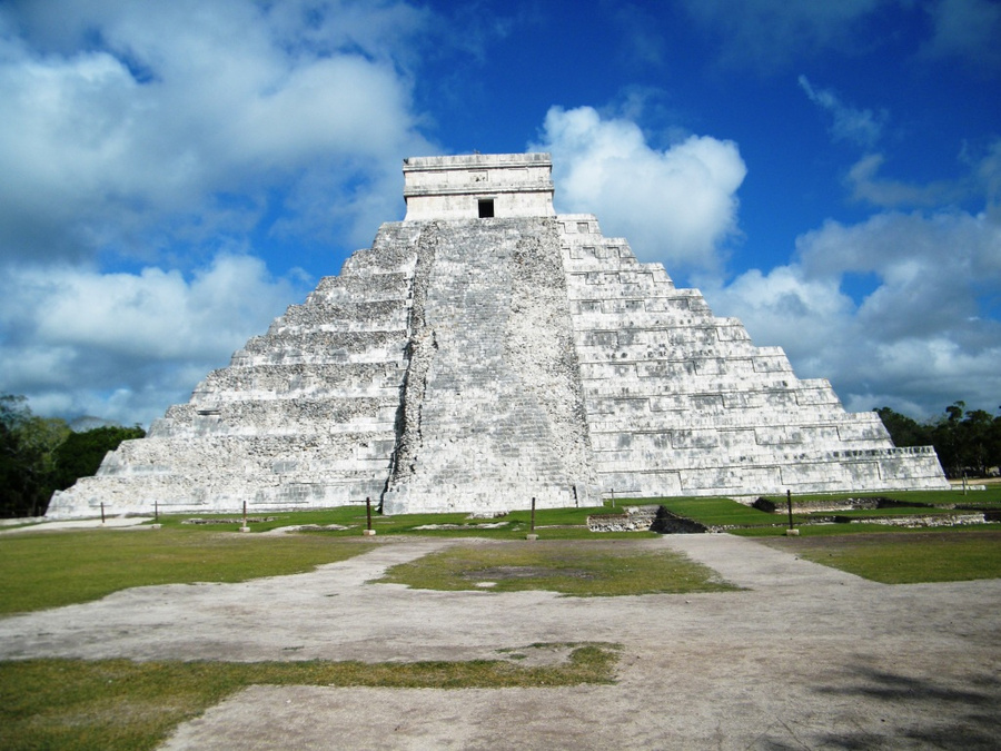 Знаменитая пирамида Какулькана Чичен-Ица город майя, Мексика