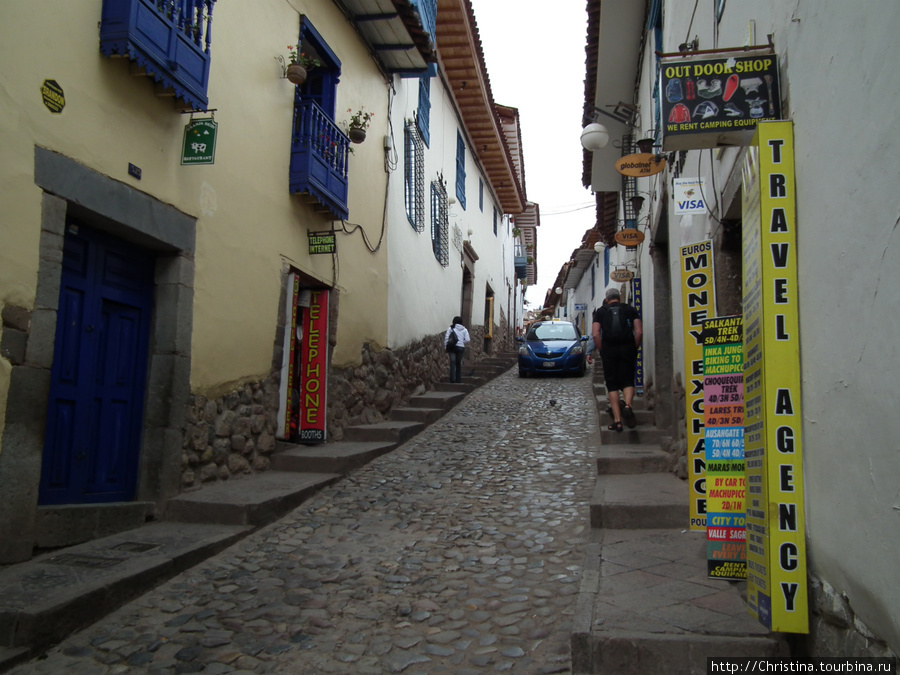 И таким образом выглядят все здания в Куско: нижний слой — основа, сохранившаяся от инков, на которой надстроена испанская архитектура (вплоть до испанских балкончиков). Куско, Перу