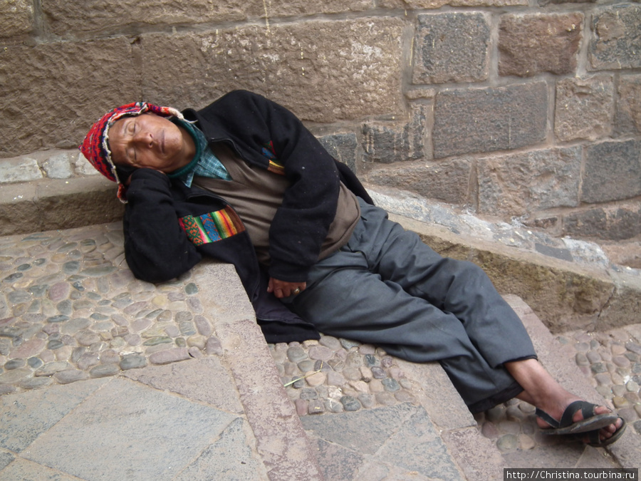 Потомок инков, заснувший на улочке в Куско Куско, Перу