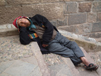 Потомок инков, заснувший на улочке в Куско