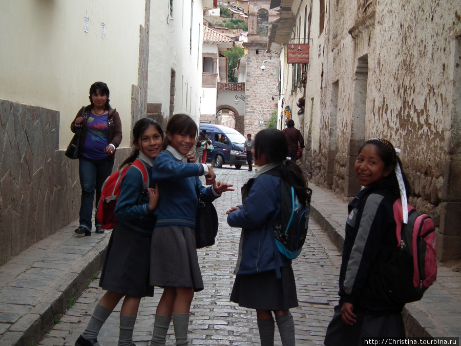 Школьная форма и улыбчивые жизнерадостные школьники, одна из самых запоминающихся черт города. Куско, Перу