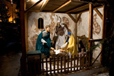 Сцена рождения Христа, а через стенку — живые овцы и ягнята!