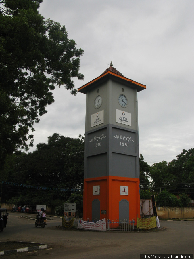 Часовая башня: каждая сторона показывает разное время Тиссамахарама, Шри-Ланка