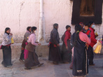 Паломники прибывают сюда со всего Тибета