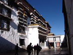 Старинный дворец Панчен-лам закрыт для посещения