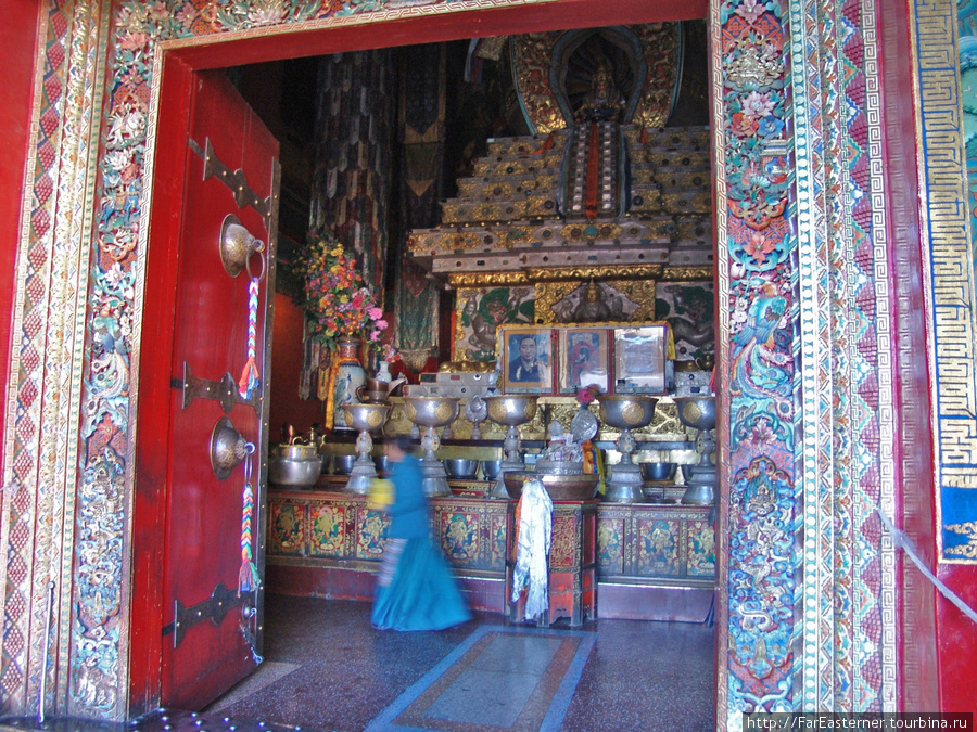 Внутри  усыпальницы с V по IX Панчен-лам видны богато украшенные ступы, где хранятся их останки Шигатзе, Китай