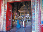 Внутри  усыпальницы с V по IX Панчен-лам видны богато украшенные ступы, где хранятся их останки