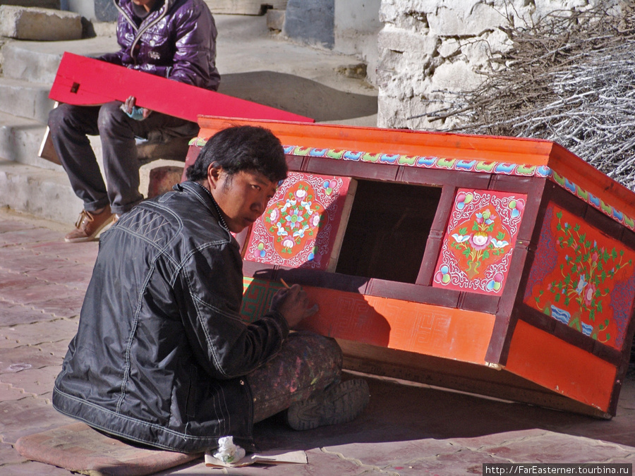 Художник расписывает столик чогце прямо на улице, греясь на солнышке Шигатзе, Китай