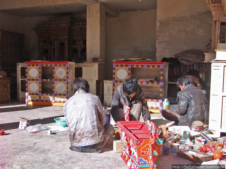 Здесь делают красивую тибетскую мебель Шигатзе, Китай
