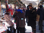 Тибетская семья из провинции закупает приданое из серебряных украшений на базаре Шигадзе