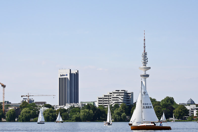 Вид с моря на отель Редиссон Сас. Гамбург, Германия