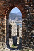 На крепостной стене у башни Кызыл Куле