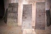 Старые двери в башне Кызыл куле
