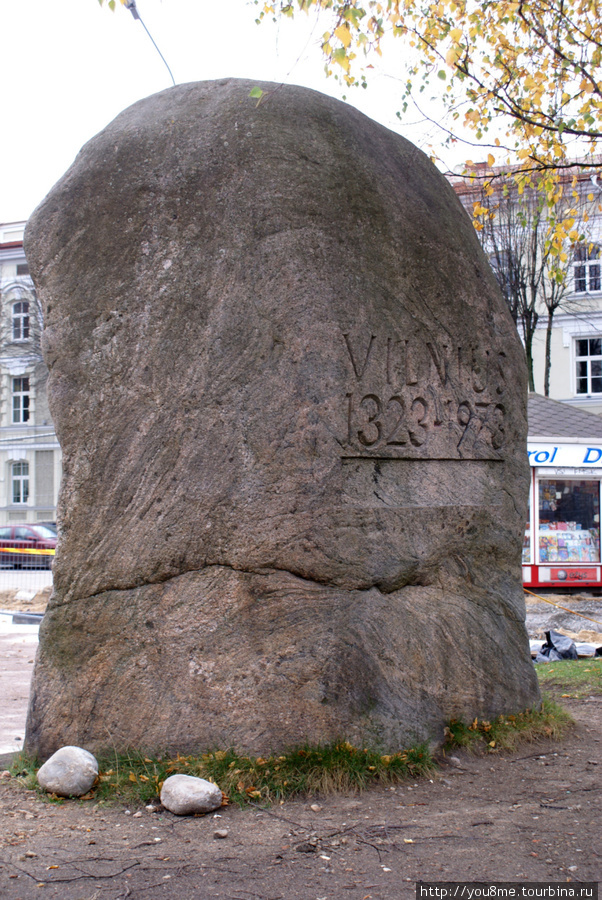 мемориальный камень на Кафедральной площади в память об основании города Вильнюс, Литва