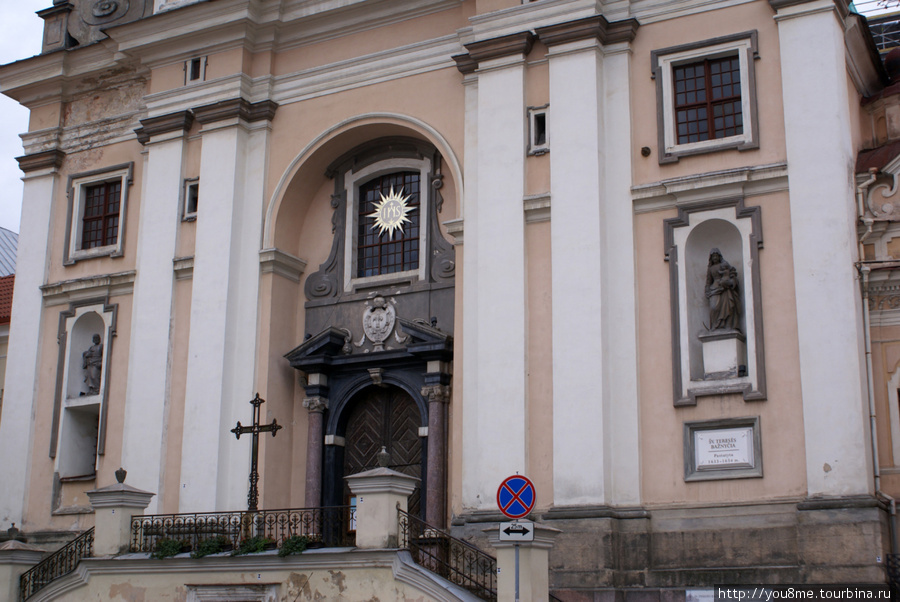 двери в костёл Св.Тересы Вильнюс, Литва