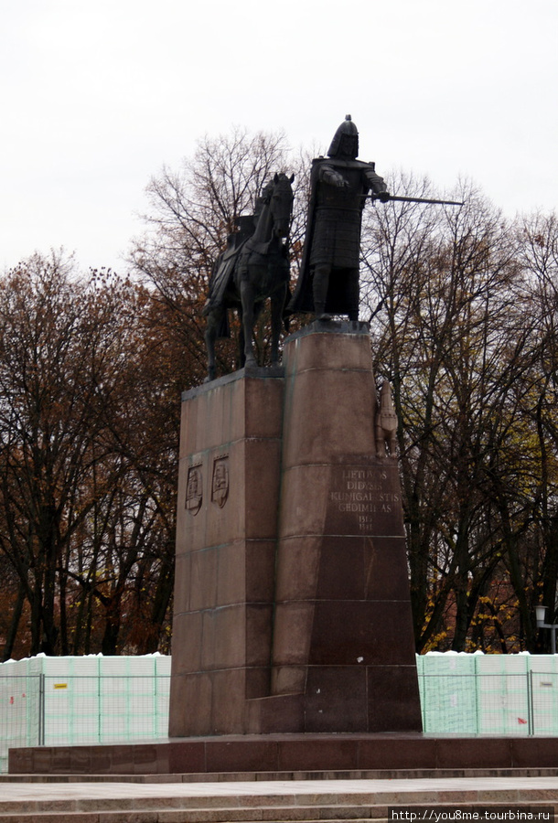 памятник Гедиминасу — Великому Князю Литовскому, основателю Вильнюса Вильнюс, Литва