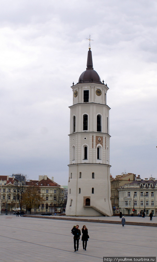 Колокольня на Кафедральной площади — сохранившаяся башня оборонительной стены вильнюсских замков (высота 57 метров) Вильнюс, Литва