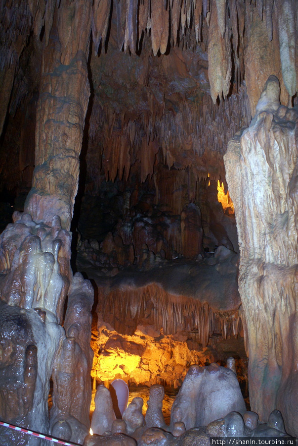 Сталактиты и сталагмиты в пещере Далматаш Алания, Турция