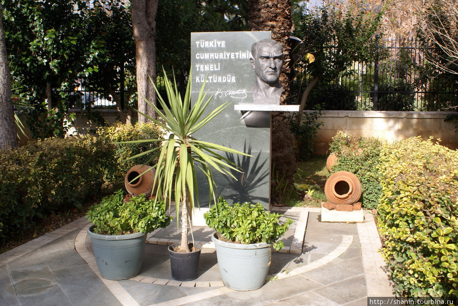 Памятник Ататюрку во дворе музея Алания, Турция