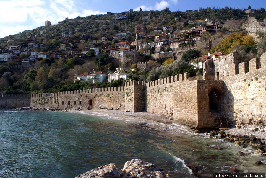 Стены на берегу моря Алания, Турция