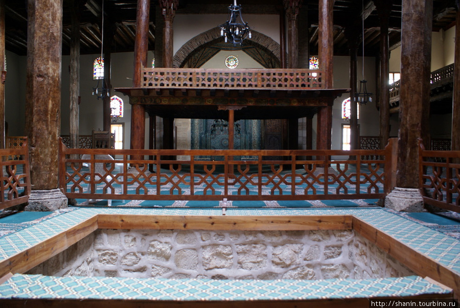 В центре молельного зала мечети Ешфероглу в Бейшехире Средиземноморский регион, Турция